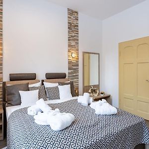 Zimmer mit Kingsize-Bett